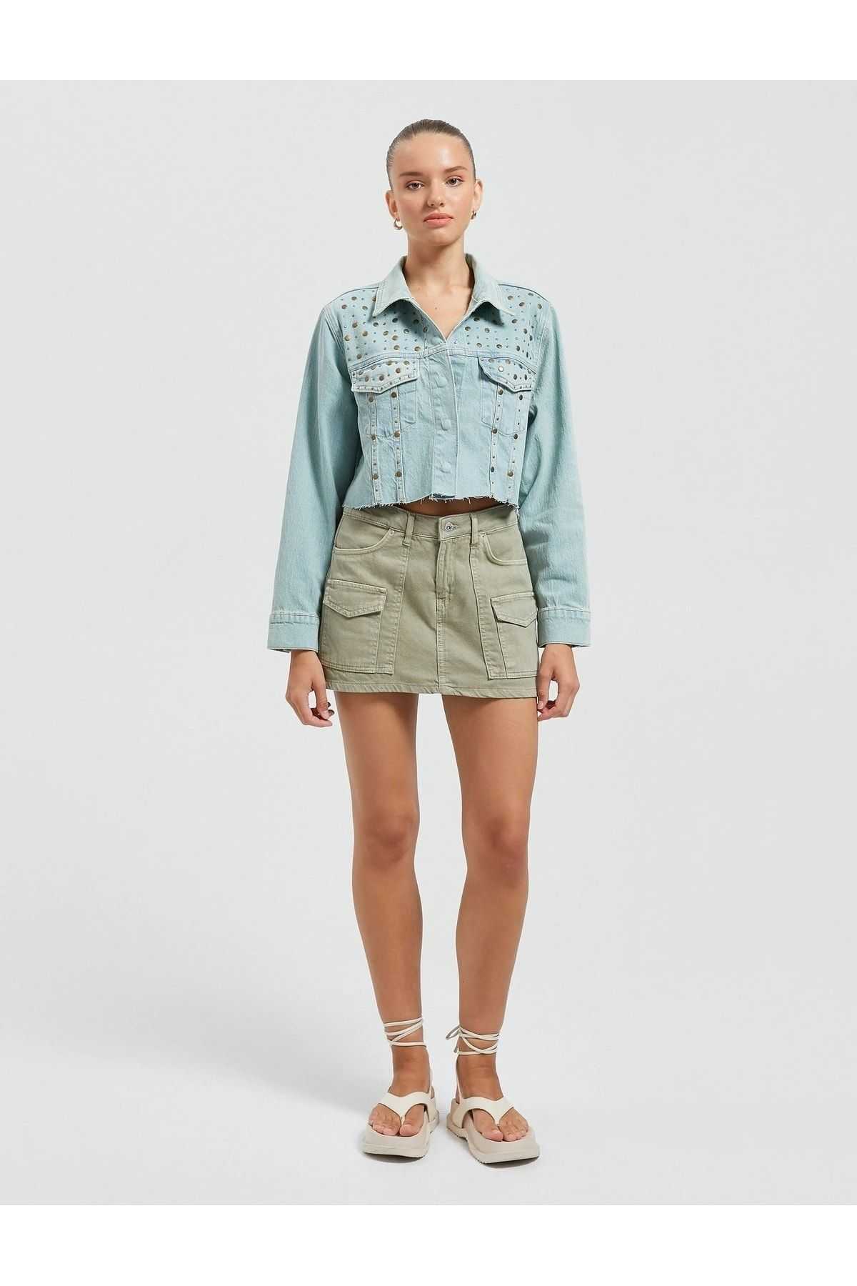 جیبهای دوتایی کت جین منگنه منگنه با جزئیات