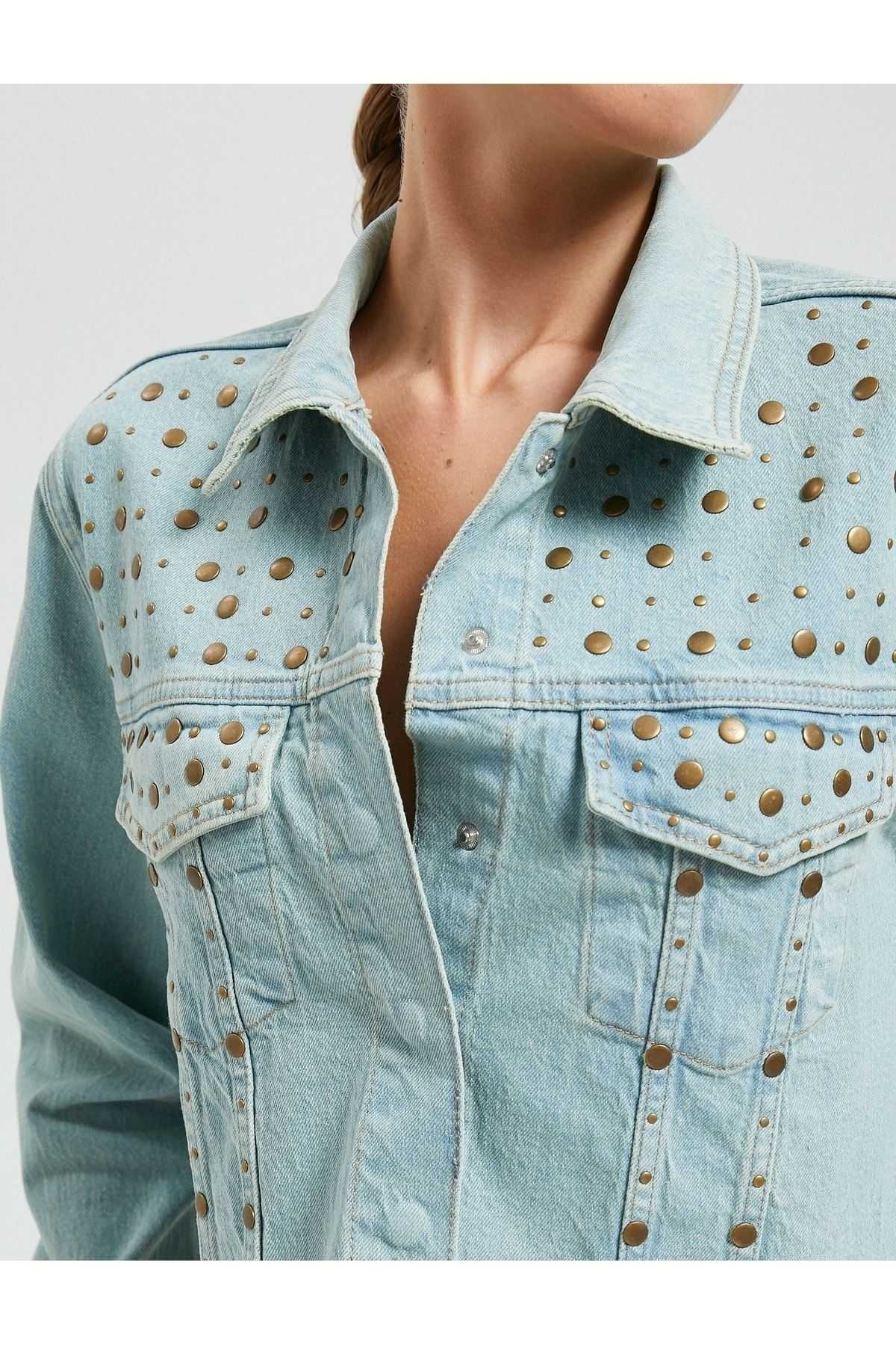 جیبهای دوتایی کت جین منگنه منگنه با جزئیات