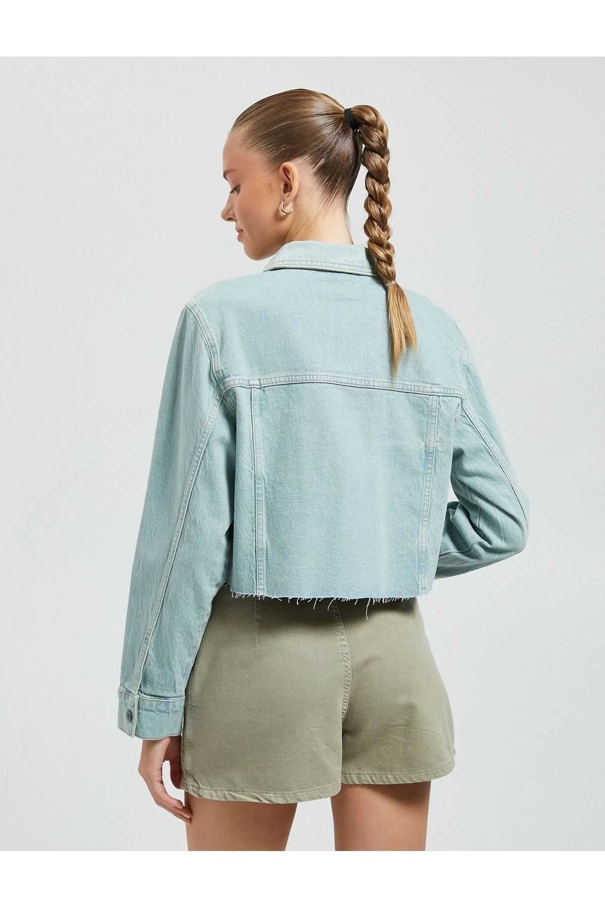 جیبهای دوتایی کت جین منگنه منگنه با جزئیات