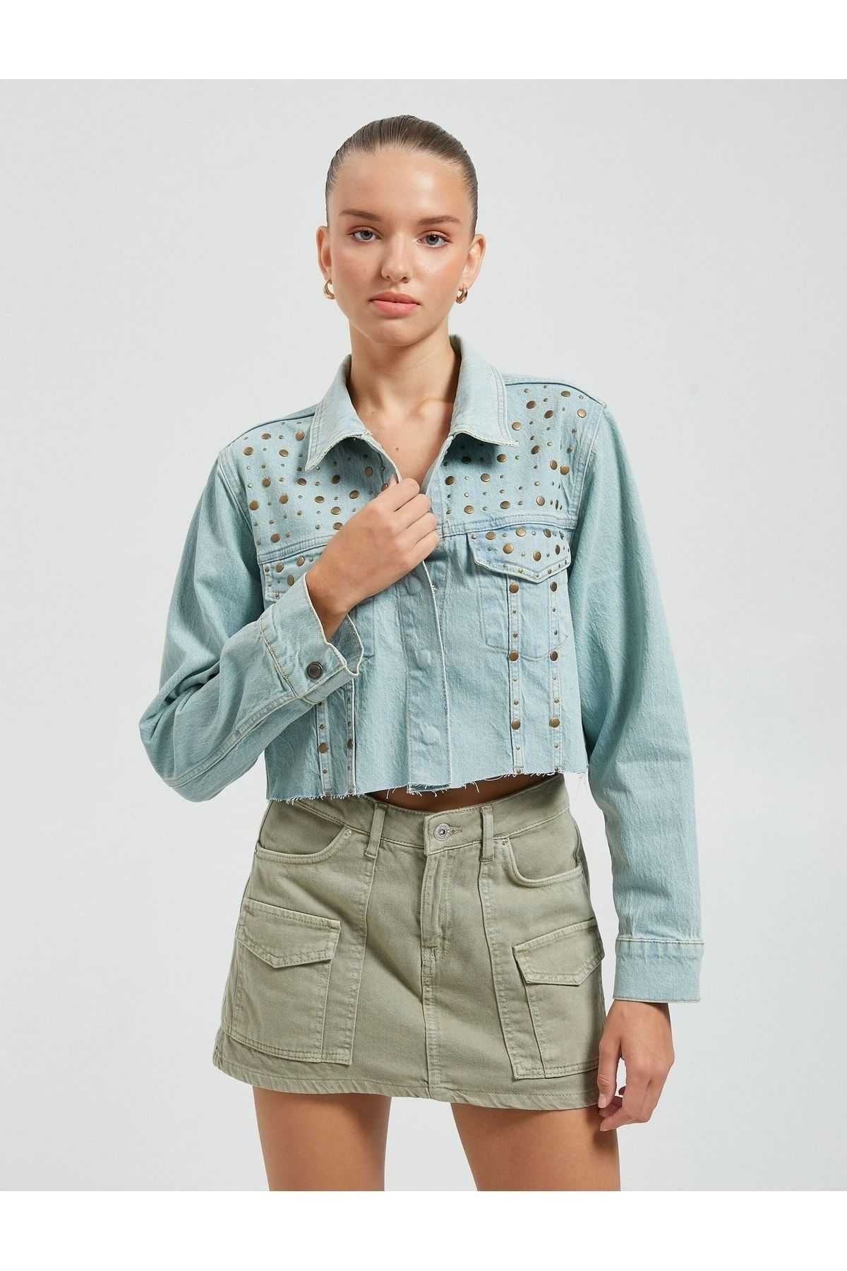 جیبهای دوتایی کت جین منگنه منگنه با جزئیات