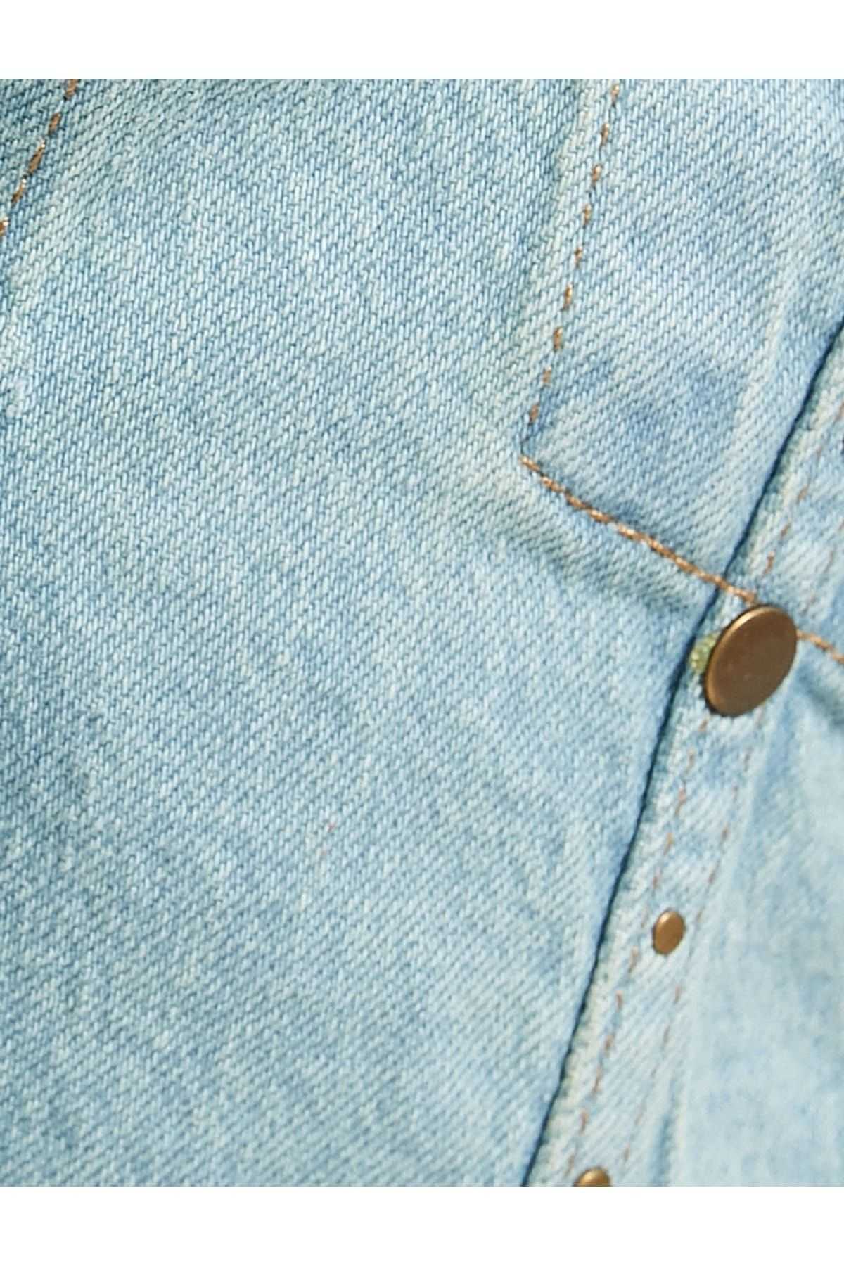 جیبهای دوتایی کت جین منگنه منگنه با جزئیات