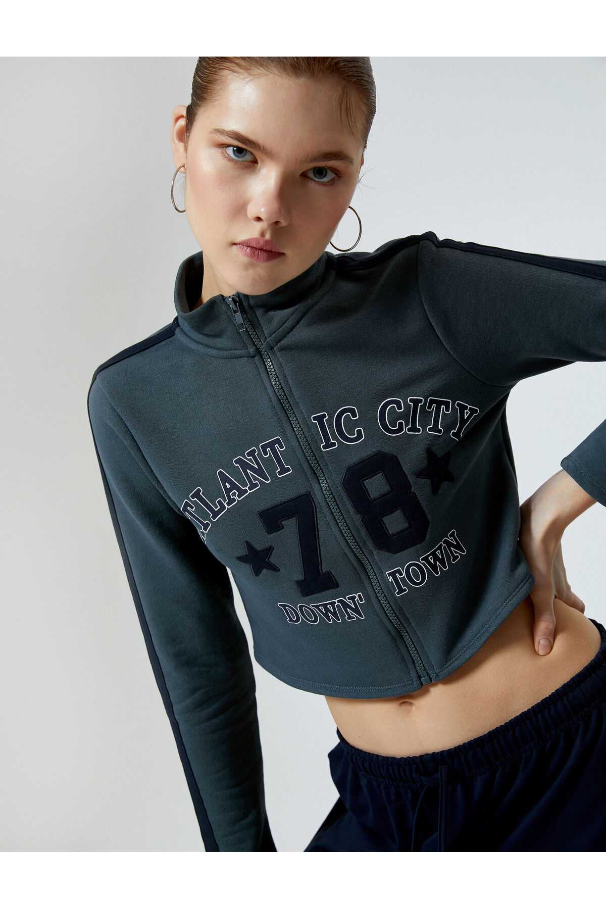 سویشرت کالج کراپ یقه پایه زیپ دار چاپ شده