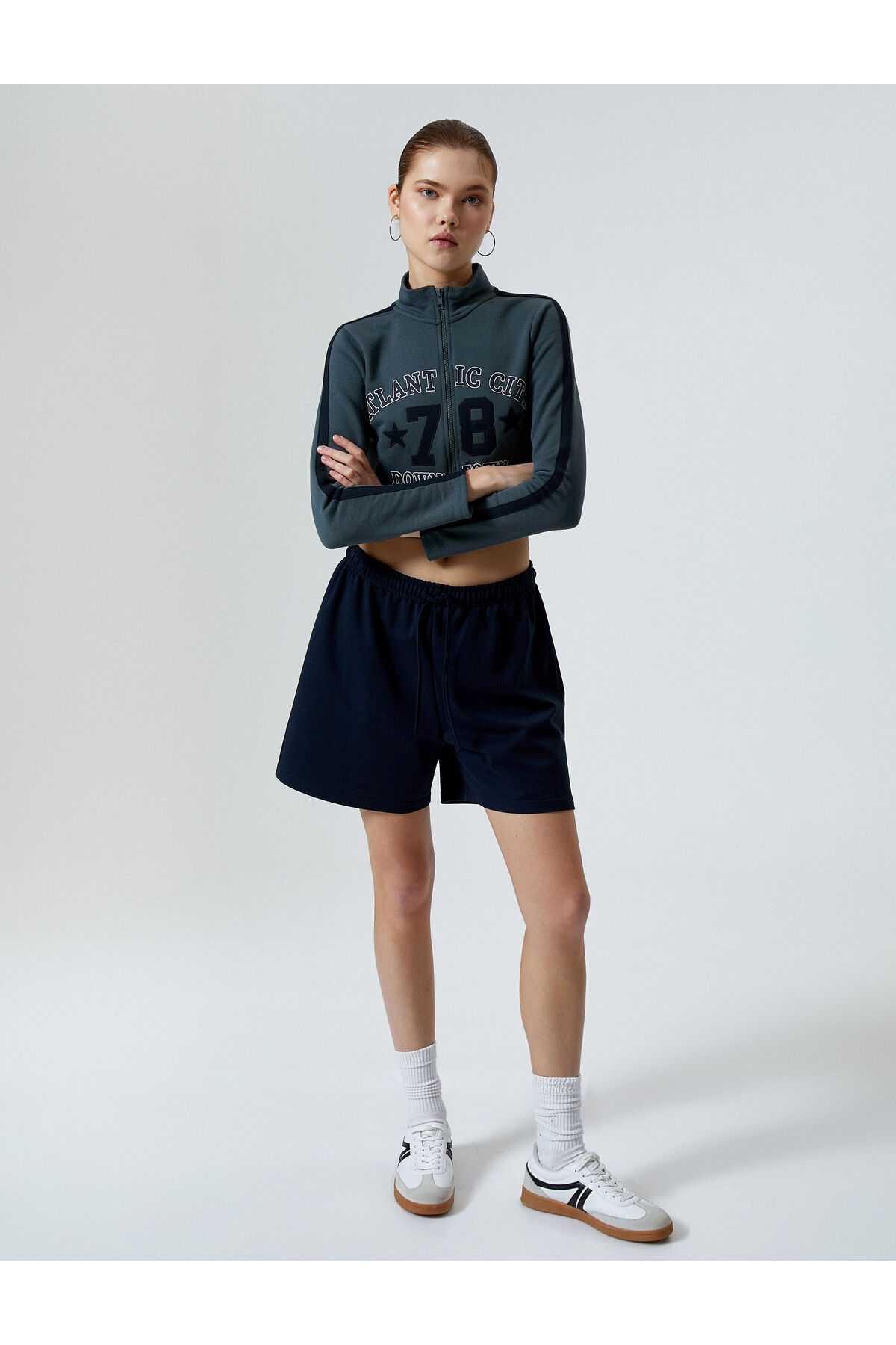 سویشرت کالج کراپ یقه پایه زیپ دار چاپ شده