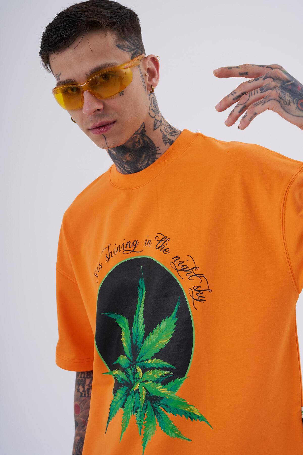 تیشرت مردانه بنفش با چاپ گیاهی