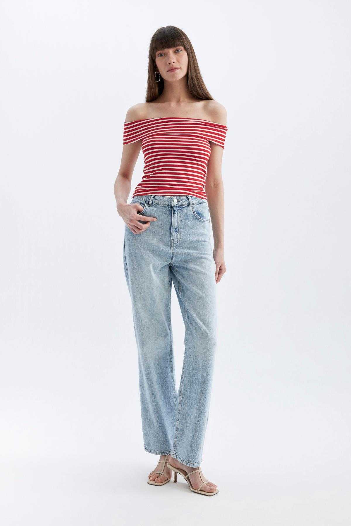 تیشرت آستین کوتاه بر روی شانه