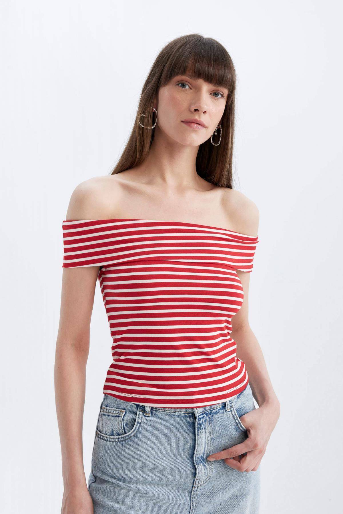 تیشرت آستین کوتاه بر روی شانه