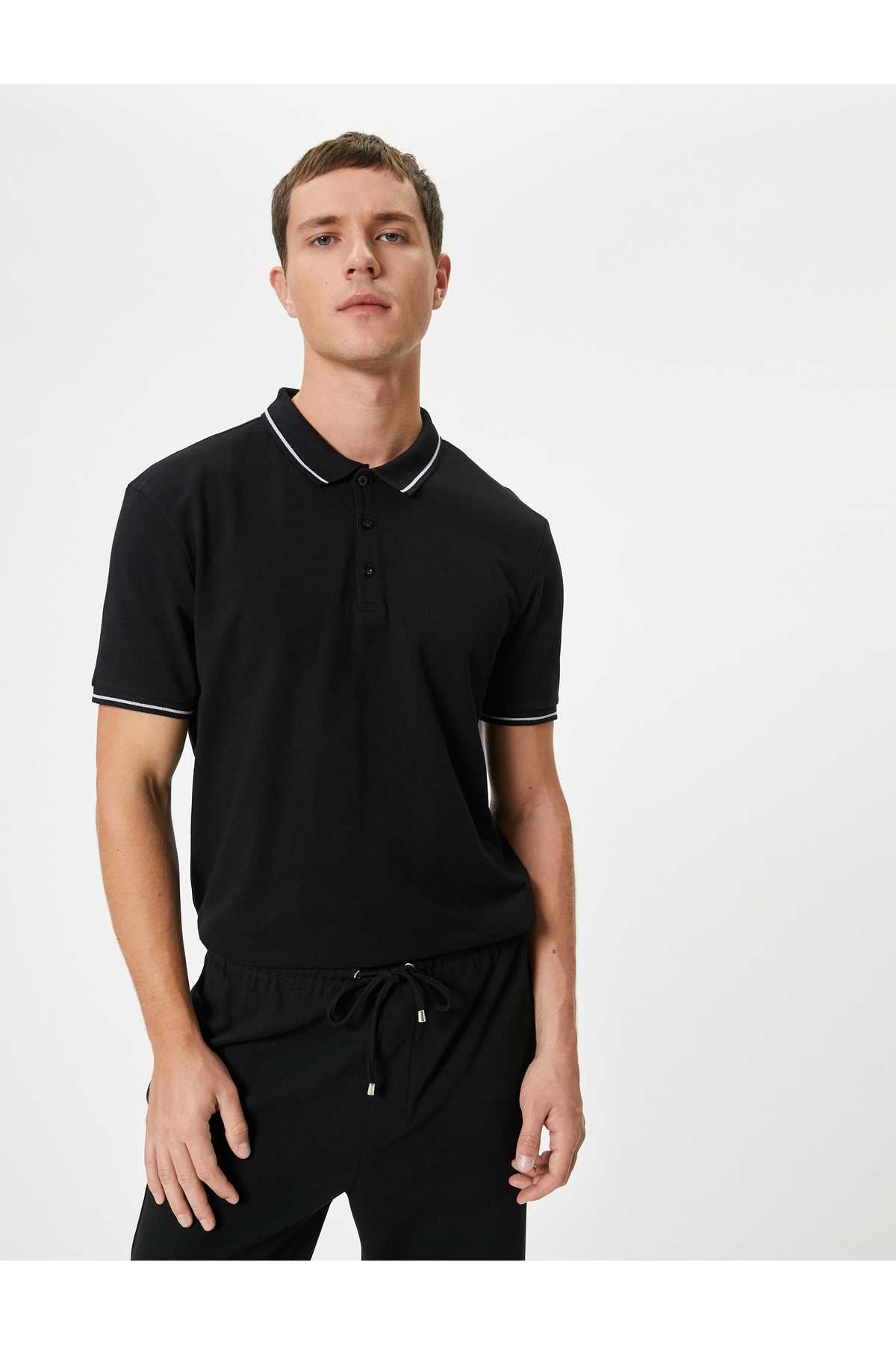 تیشرت پولو با آستین کوتاه با جزئیات نخی