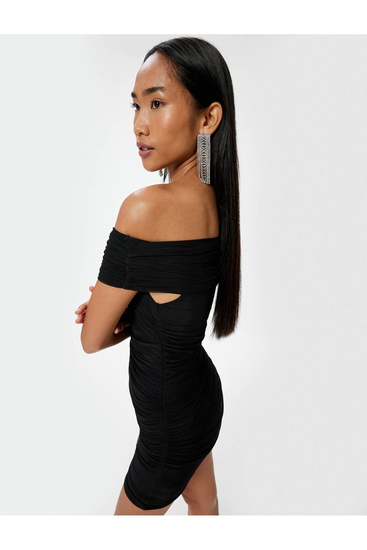 لباس شب مینی با یقه مدونا باریک