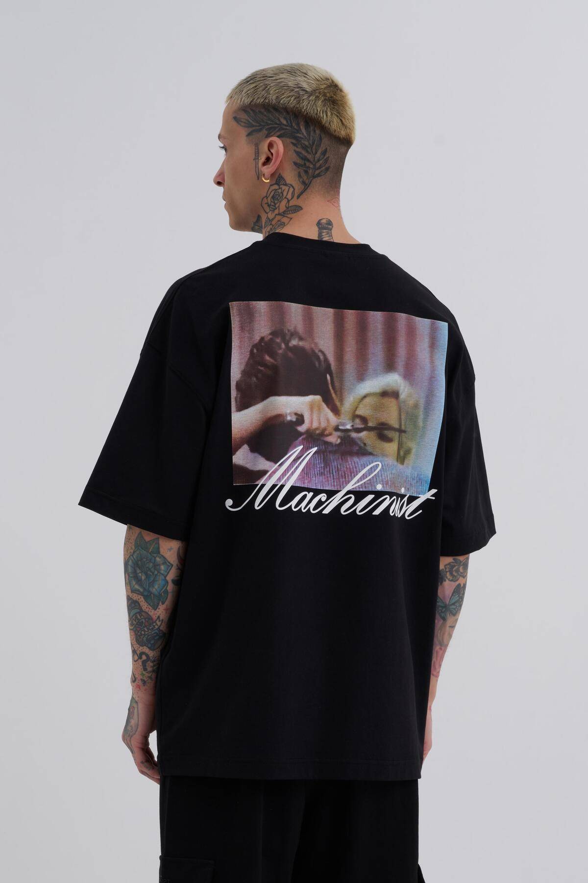 تیشرت سبز بنزینی چاپ شده با تیشرت مردانه بازی نکنید