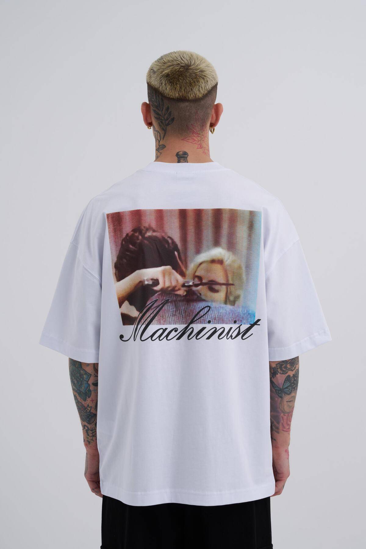 تیشرت سبز بنزینی چاپ شده با تیشرت مردانه بازی نکنید