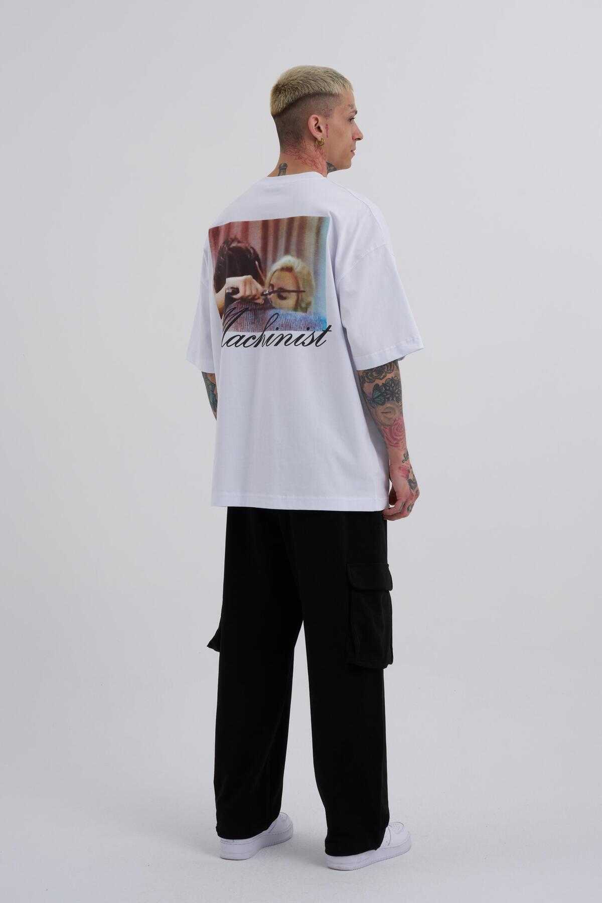 تیشرت سبز بنزینی چاپ شده با تیشرت مردانه بازی نکنید