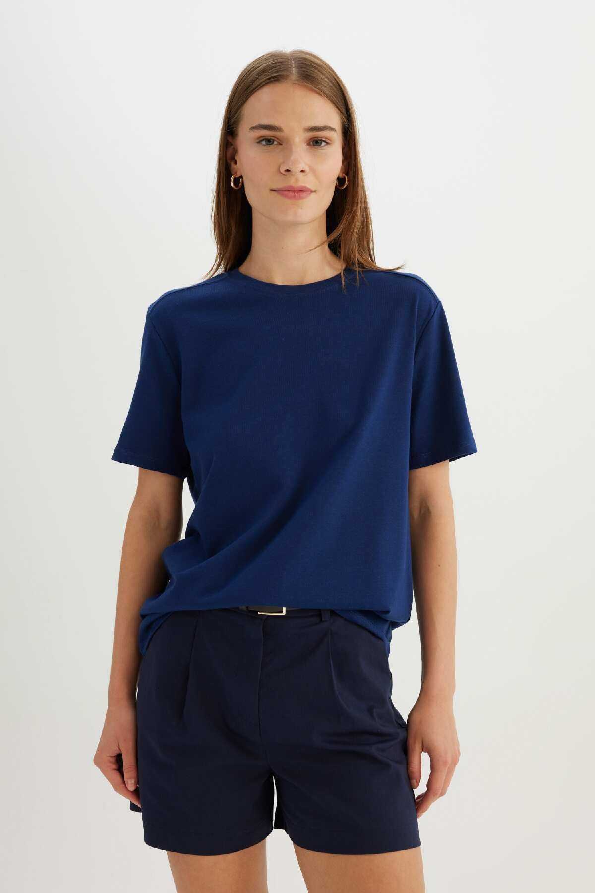 تیشرت آستین کوتاه یقه پریمیوم با تناسب معمولی