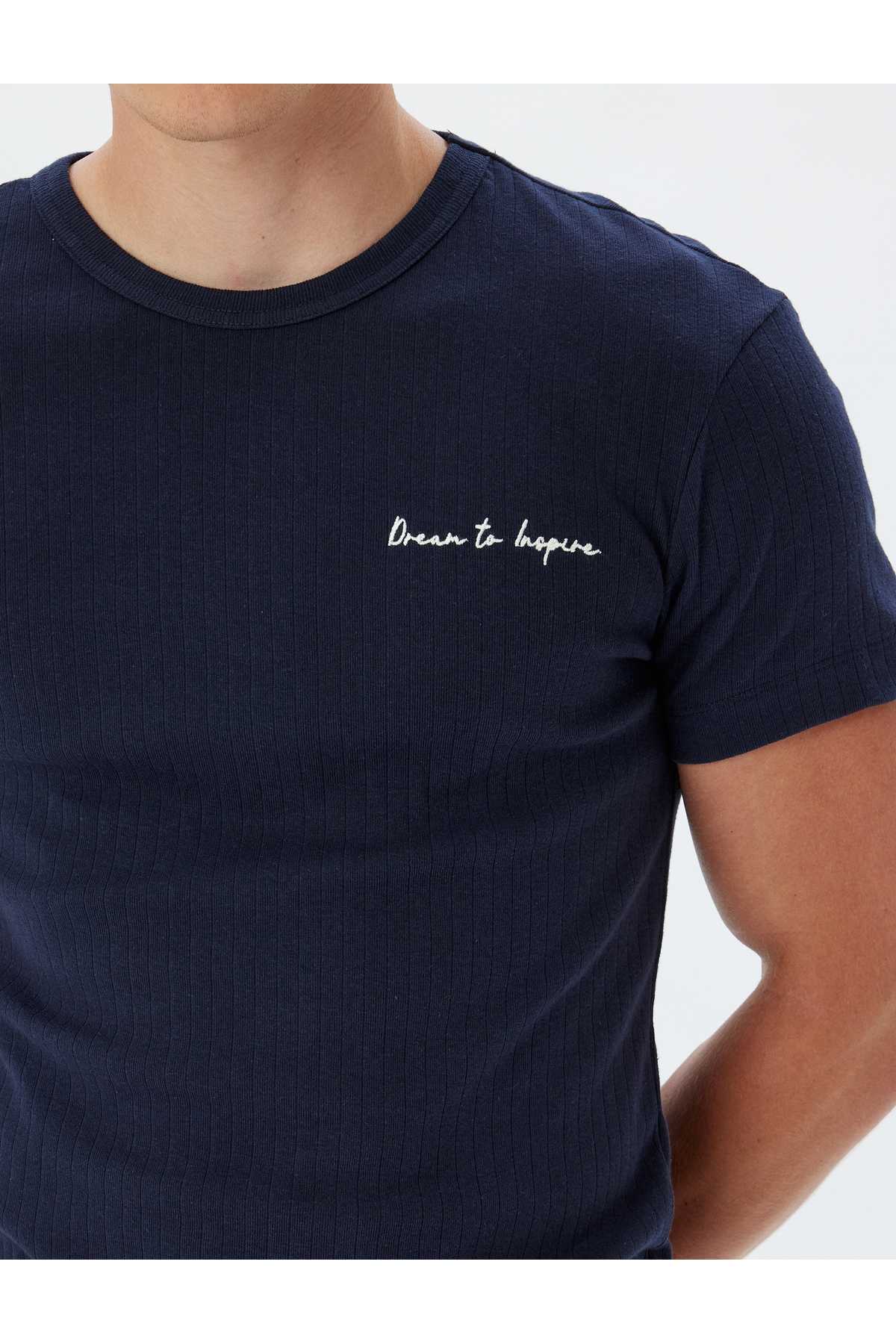 طرح تیشرت با یقه آستین کوتاه نخی چاپ شده با طرح اسلیم فیت