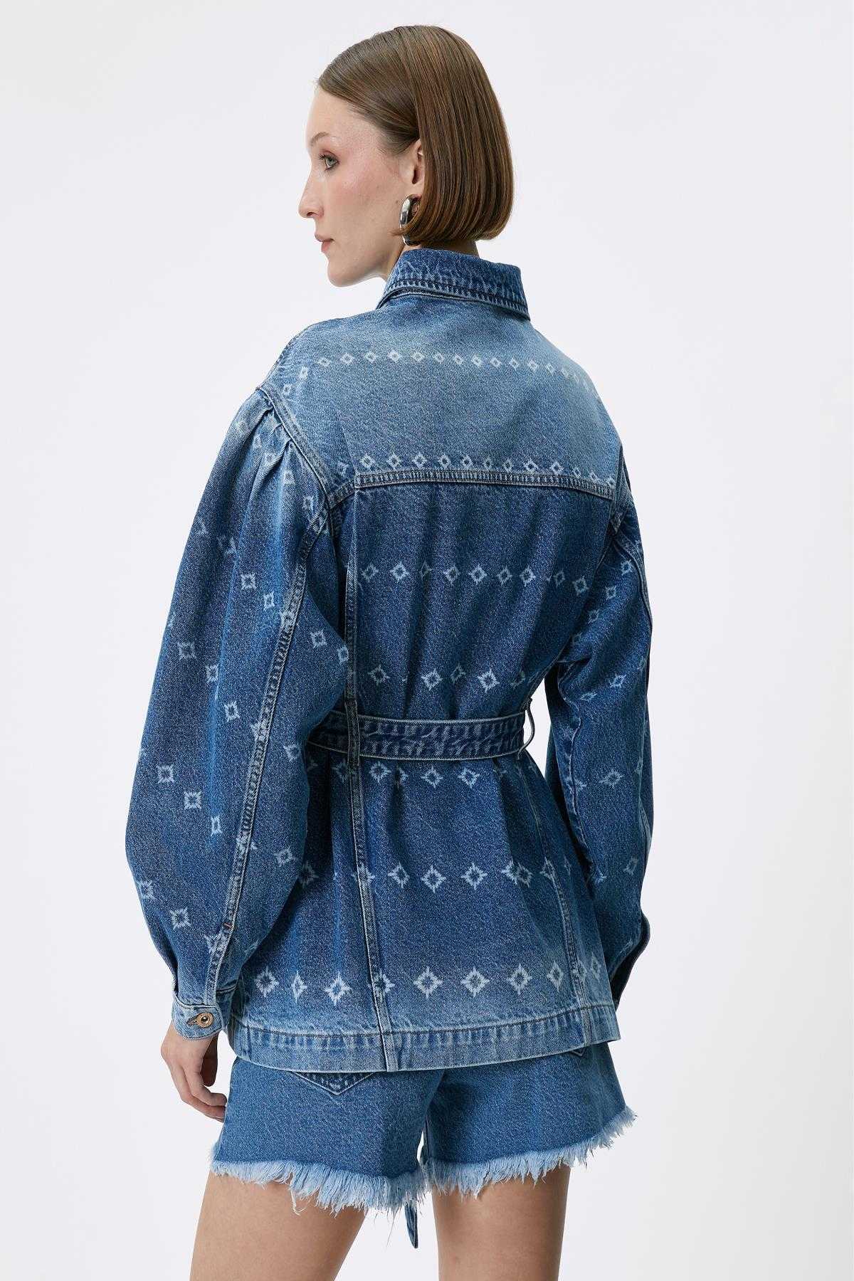 ژاکت جین بلند با جزئیات چاپ لیزری، کمربند، جیب، تناسب راحت