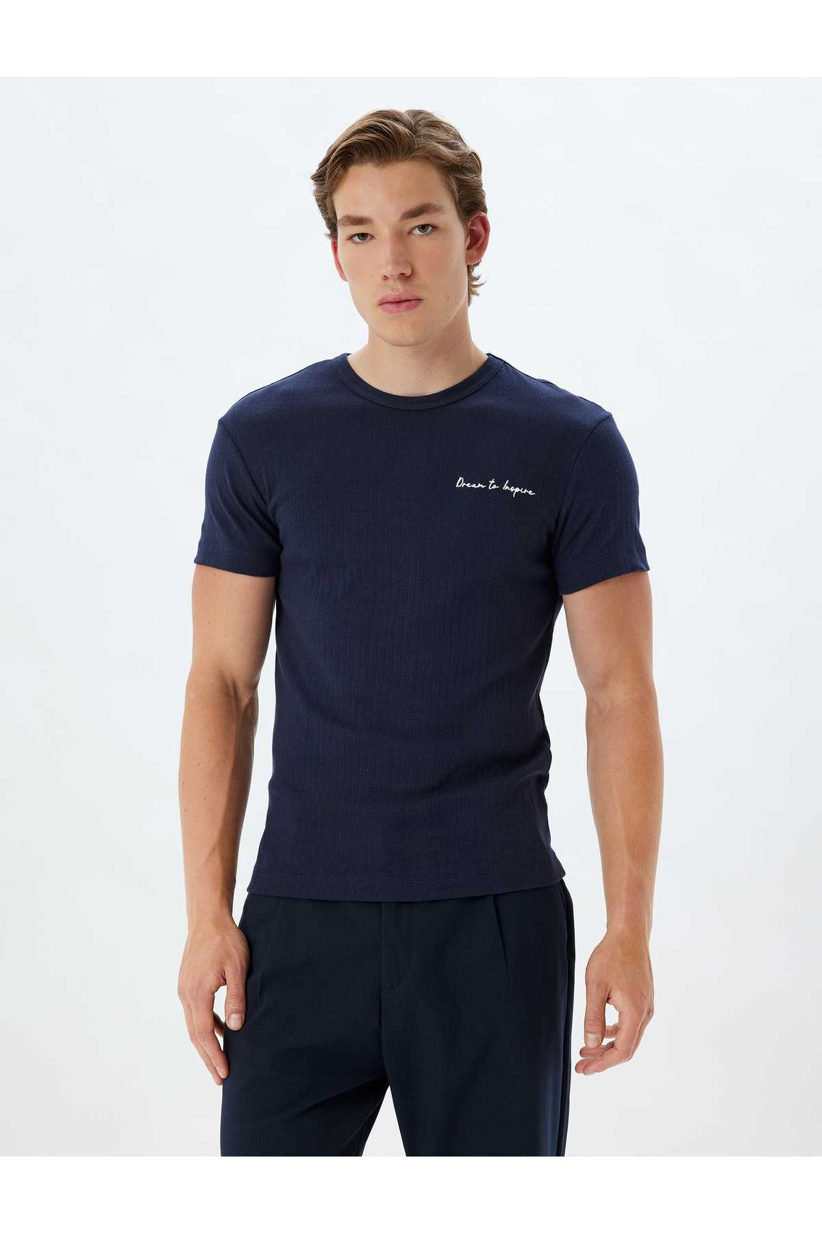 طرح تیشرت با یقه آستین کوتاه نخی چاپ شده با طرح اسلیم فیت