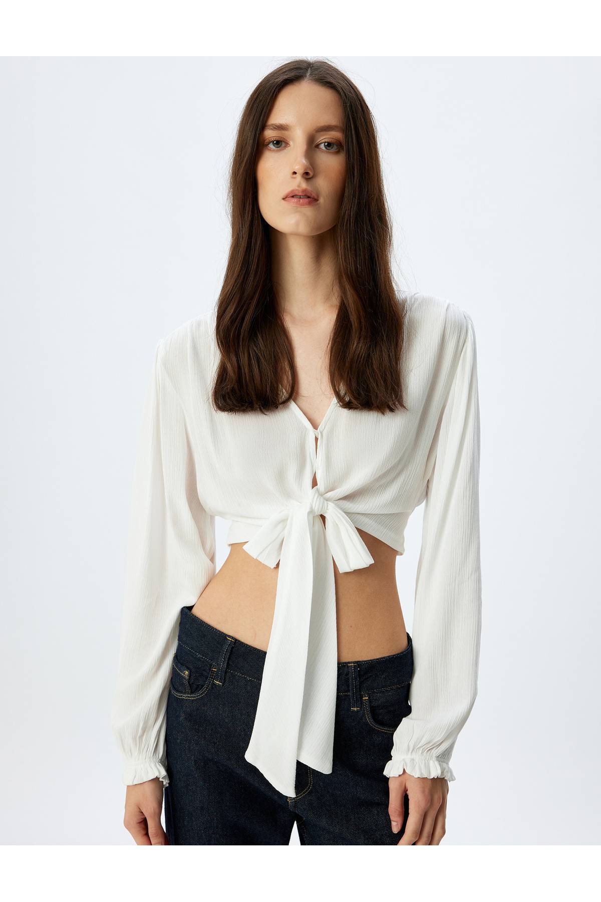 بلوز آستین بلند با جزئیات کراوات دکمه دار ویسکوز کراپ