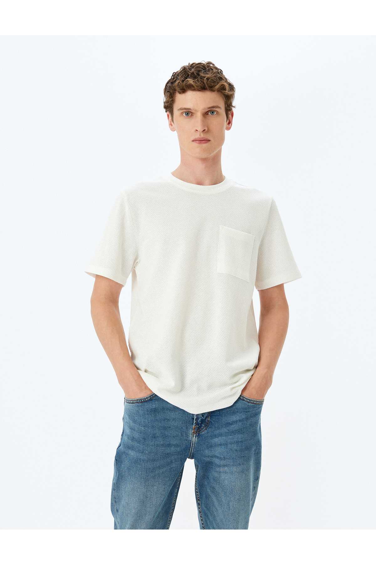 تیشرت آستین کوتاه پارچه ای با جنس یقه خدمه