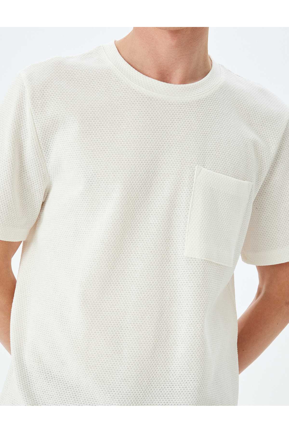 تیشرت آستین کوتاه پارچه ای با جنس یقه خدمه