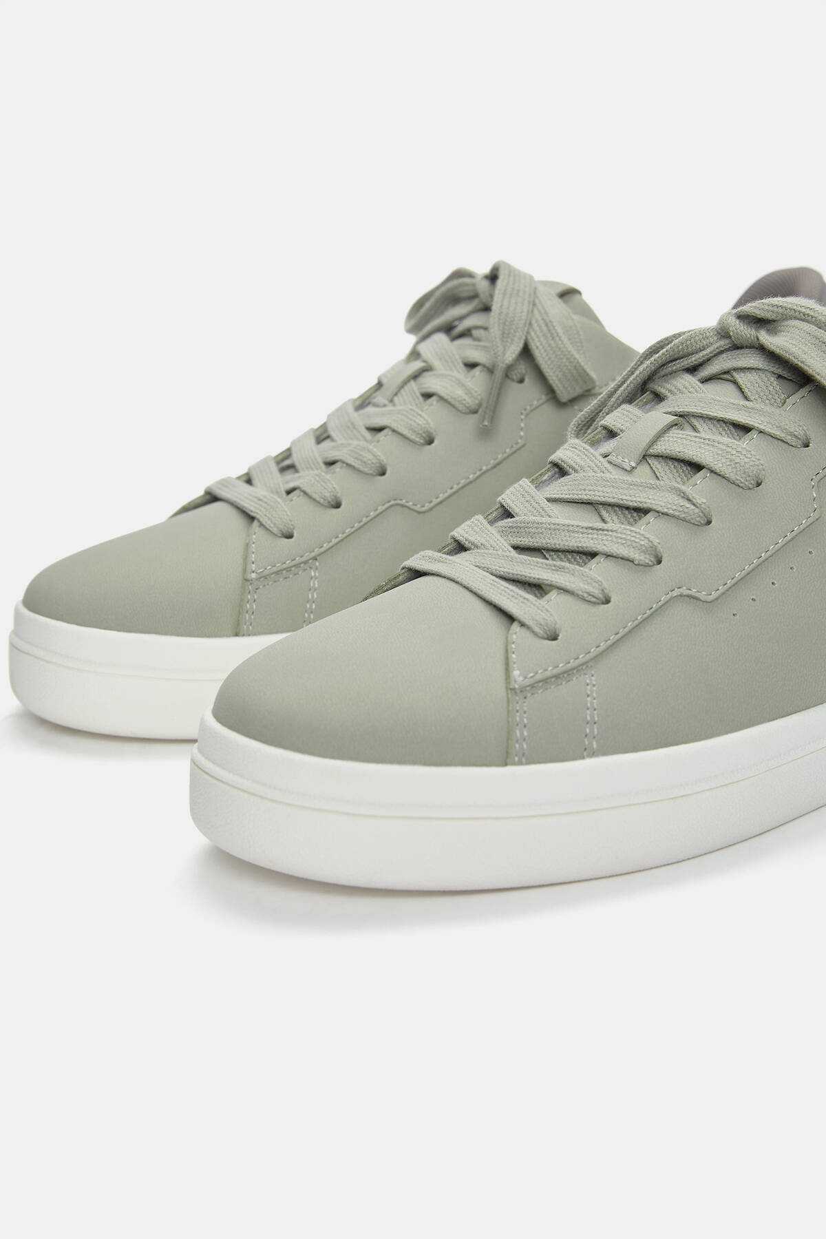 کفش های کتانی معمولی